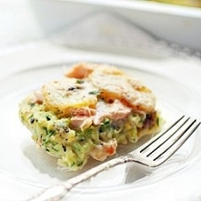 ZAPIEKANKA Z ŁOSOSIEM, TARTĄ CUKINIĄ I PLASTERKAMI ZIEMNIAKÓW