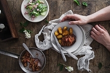 GRILLOWANY SCHAB Z KARMELIZOWANYM RABARBAREM I OPIEKANYMI ZIEMNIAKAMI