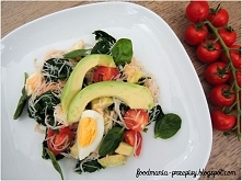 MAKARON RYŻOWY Z JAJKIEM I WARZYWAMI