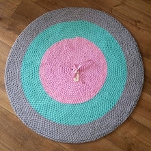 Dywan dziergany, bawełniany. Ekologiczny i idealny dla dziecka. Można prać w pralce. Made by Sznureczkowo. Róż, mięta, szary.