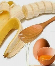 Domowa maseczka nawilżająca na suche włosy1 dojrzały banan3 łyżki miodu1 jajko3 łyżki mleka5 łyżek oleju ze słodkich migdałów lub innegoUmieszczamy wszystkie składniki w blender...