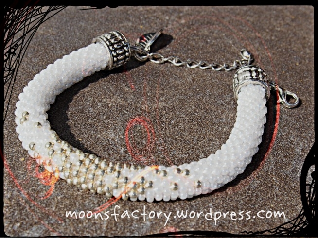 moonsfactory.wordpress.com
Bardzo elegancka i stylowa bransoletka wykonana ręcznie na szydełku z koralików toho. Idealna na każdą okazję. Zapraszam również na blog!
moonsfactory.wordpress.com