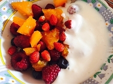 płatki owsiane i ryżowe, owoce z ogródka i kefir