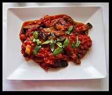 Pstrąg pieczony z bakłażanem, pomidorami i kaparami / RYBA

 Składniki:
2 małe pstrągi (około 1/2 kg razem) lub filety z pstrąga
1 mały bakłażan (około 300 gramów)
6-7 ząbków cz...