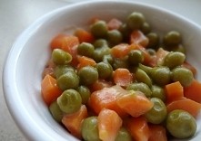 Składniki: 2 marchewki 1/2 puszki groszku LUB 1/2 opakowania mrożonego groszku z marchewką 1 łyżka masła 1 łyżka mąki 3/4 szklanki wody cukier lub sól Świeża marchewka i groszek...