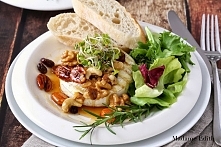 Camembert grillowany – składniki:

    2 krążki sera Cemembert (każdy po 125g)
    1 łyżka oliwy z oliwek
    2 gałązki świeżego rozmarynu lub inne ulubione zioła
    2 garści o...