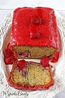 z malinami w polewie truskawkowej