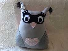 Szara Sówka.
Wszystkie elementy ręcznie szyte. Wykonana z minky i dresówki. Zapraszam na boga aszi.blogsot.com i Artystyczne szycie i rękodzieło na fb.