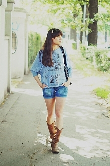 Luźna bluzka, szorty i kowbojki to nietuzinkowa stylizacja na weekend.