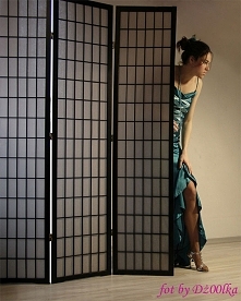 "Nieśmiały kopciuszek" - artystyczna fotografia w balowej sukni.