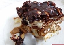 Składniki:

250g niesolonego masła w temperaturze pokojowej
1/2 szklanki cukru pudru
3 szklanki mleka w proszku (miałkiego, nie w granulkach – np. Łaciate)
400g serka wanilioweg...