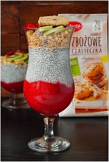 Pudding chia z owocami i ciasteczkami zbożowymi