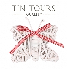 Wiklinowa biała zawieszka w kształcie jabłuszka zawieszana na czerwono - białej tasiemce od koszyki.net.pl