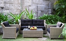 Jak widać, technorattan w stonowanym kolorze świetnie komponuje się z  roślinami o wyrazistej, soczystej zieleni.