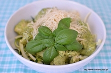 Makaron z cukinii z pesto i...