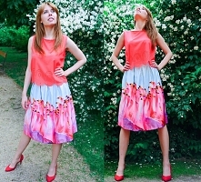 Zwiewna i lekka spódnica urzeka swą prostotą oraz dodatkami w postaci wzorów we flamingi. Świetnie będzie prezentowała się z topem o gładkiej fakturze i nietuzinkową biżuterią.