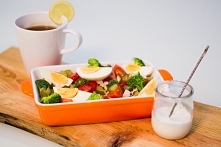 Sałatka z wędzonym indykiem i jajkiem.

jajko
indyk wędzony
ryż/makaron z durum/kasza
pomidorki
ogórek kiszony
brokuł
sól, pieprz

opcjonalnie sos: 1-2 łyżki jogurtu, sok z cytr...