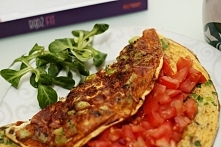 Omlet z cukinią i pomidorami

u mnie 1 całe jajko + 4 białka
pół większej cukinii
pół slodkiej cebuli
szczypiorek
sól, pieprz
1 duży pomidor lub 2 mniejsze
Cukinię obieramy, kro...