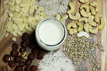 Mleko home made.
Moczymy 1 szklankę orzechów, nasion, pestek przez noc (pomaga to oczyścić je z toksycznych enzymów oraz łatwiej jest je zmiksować w blenderze), płuczemy i miksu...