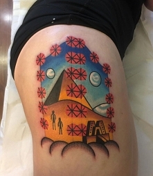 piramidy tatuaże na udzie