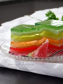 Tęczowiec

Składniki:

6 galaretek o różnych kolorach np. ciemna zielona, jasna zielona, żółtka, pomarańczowa, czerwona, fioletowa
10 dużych łyżeczek jogurtu naturalnego
ew. owo...