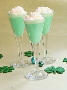 Shamrock Shake :

1/3 szklanki mleka
2 – 3 kulki lodów waniliowych
kilka kropli ekstraktu miętowego lub syropu
zielony barwnik spożywczy
bita śmietana do dekoracji


Mleko, lody...