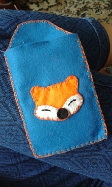 Pokrowiec na telefon z filcu wykonany własnoręcznie