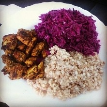 Pyszny, niedzielny obiadek <3 4 łyżki kaszy pęczak, 100 g pieczonej piersi z kurczaka z przyprawami i surówka z czerwonej kapusty z jabłkiem: ok 495 kcal.