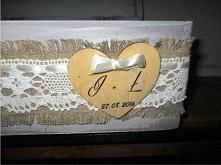 Serduszko z inicjałami przy kufrze na koperty.