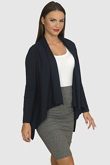 Asymetryczna narzutka. Cena: 49,90 zł Dostępna w kilku kolorach. Kliknij w zdjęcie i przejdź do sklepu e-stil.pl