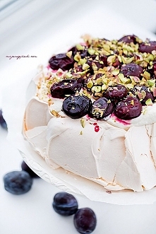 PAVLOVA Z PIECZONYMI ŚLIWKAMI I PISTACJAMI