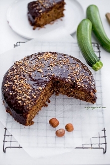 ORZECHOWE CIASTO Z CUKINIĄ
z polewą czekoladową