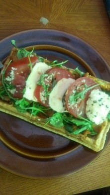 Pamiątka ze zjazdu foodtrackow czyli przepyszny gofr z mozarellą, pomidorami, rukolą i czerwonym pesto od Gofreak ❤❤