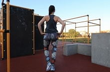 Bądź swoją własną motywacją! I Ćwicz pośladki, bo leginsów nie oszukasz ;)

Koszulka i leginsy: GAINZTA