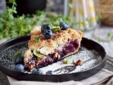 Kremowa tarta z wiśniami i jagodami z kruszonką / Cherry and blueberry cream tart with streusel