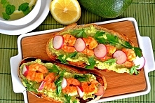 Grzanki z patelni z guacamole i pikantnymi krewetkami (nieco zmodyfikowany przepis z portalu Sortedfood).

Przepis (na 4 duże grzanki):
- pół wiejskiego chleba (im bardziej popę...