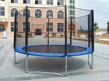 Aby dostać się na tak wysoką trampolinę, potrzebna jest drabinka.