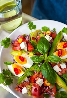 Prosta sałatka z pomidorem, awokado i jajkiem