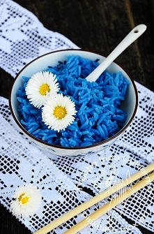 Niebieski ryż barwiony w naturalny sposób ;) no proszę a jednak da się bez chemii