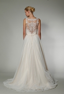 klasyczna suknia ślubna ze wzorem na plecach