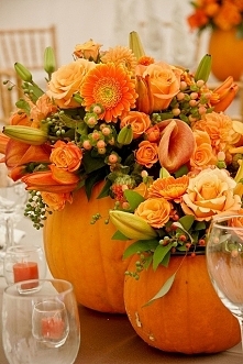 Kompozycja kwiatowa w dyni.