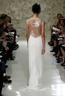 suknia ślubna z różą na ple...