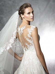 suknia ślubna z motywem mot...