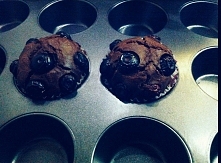 Zdrowe muffiny czekoladowe z borówkami bez cukru na mące orkiszowej pełnoziarnistej:

składniki
na 2 porcje
3 łyżki mąki pełnoziarnistej pszennej
płaska łyżka kakao
1/4 łyżeczki...