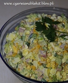 Sałatka brokułowa z szynką

Składniki:
25 dag szynki konserwowej
kostka twardej fety
1 puszka kukurydzy
1 mały por
1 mały brokuł
4 jajka
1 mały zielony ogórek
2 łyżki majonezu
3...