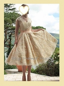 Sukienka o rozkloszowanym kroju. Uszyta z satyny grubej i koronki koder/gipiury. Odcinana w talii. Koronka do ramion + gorset serduszko.