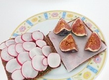 Bułka BIO - jedna połowka, z pesto i rzodkiewką - druga, z pesto szynką i figi.