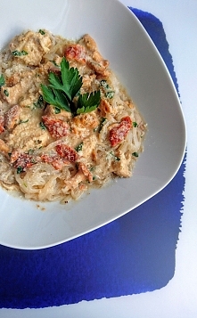 Makaron z kurczakiem, kurkami i suszonym pomidorem ;)
Szybko, bezglutenowo, zdrowo!
Zapraszam na bloga www. kuchennepotyczkialergiczki. pl