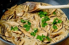 Sos grzybowy z białym winem i świeżą natką pietruszki - Przepis  po kliknięciu w zdjęcie