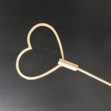 Tabliczka w kształcie serca z mini tablicą to świetny gadżet umożliwiający np. podpisanie potraw na stole.